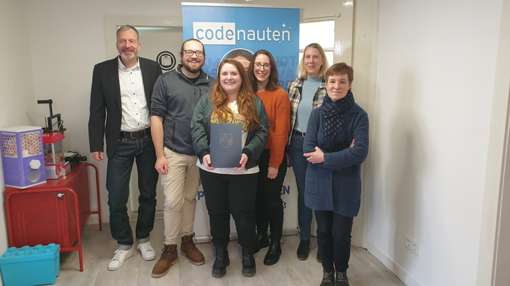 Dezernatsleiterin Astrid Paus (rechts) überreichte den Förderbescheid an die Codenauten GmbH. (v.r.n.l.) Astrid Paus, Amt für regionale Landesentwicklung Braunschweig; Wiebke Krohn, Unternehmerverbände Niedersachsen e.V.; Landtagsabgeordnete Swantje