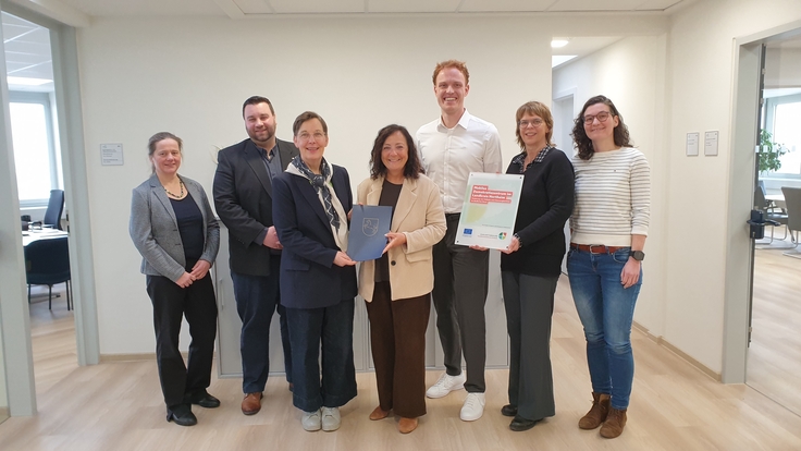 Gruppenbild nach der Bescheidübergabe