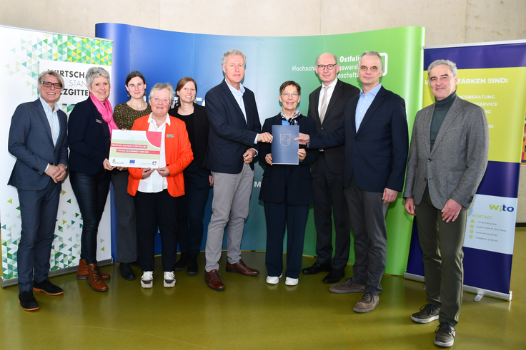 Gruppenbild bei der Bescheidübergabe