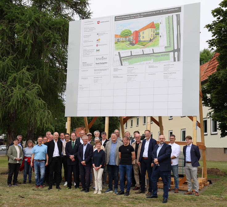 Gruppenbild beim Sanierungsstart in Salzgitter-Bad