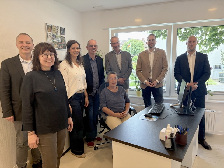 Gemeinsam mit Samtgemeindebürgermeister Frederik Brandt (2.v.r.) wurden mit Vertreterinnen und Vertretern vom ArL Braunschweig, Landkreis Wolfenbüttel und der Samtgemeinde Baddeckenstedt die neuen Praxisräume in Burgdorf eingeweiht.