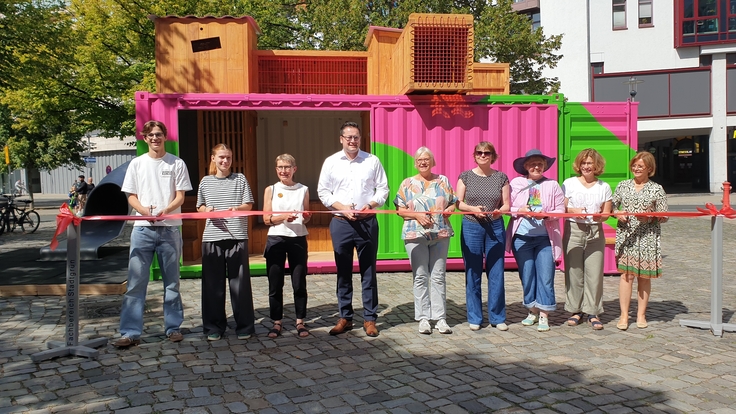 Oberbürgermeister Dr. Thorsten Kornblum (4.v.l.) eröffnet die Pop-up-Spielplätze der Stadt Braunschweig.