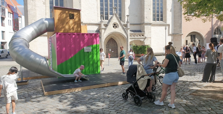Kinder spielen an den neuen Pop-up-Spielplätzen.