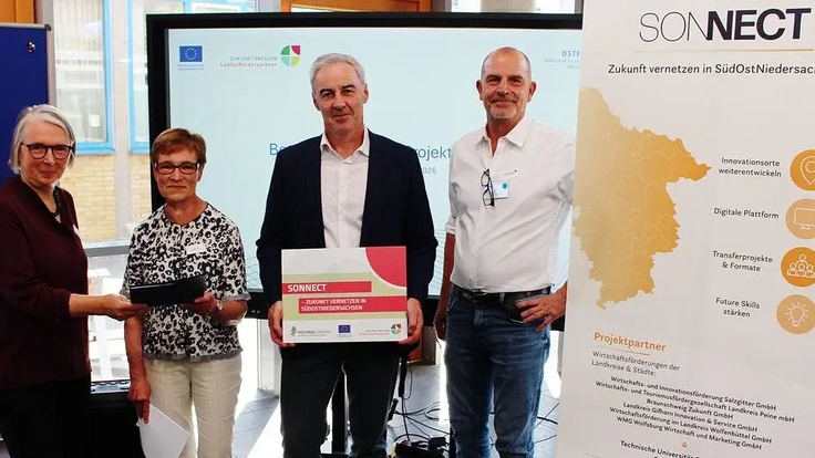 Gruppenfoto Bescheidübergabe