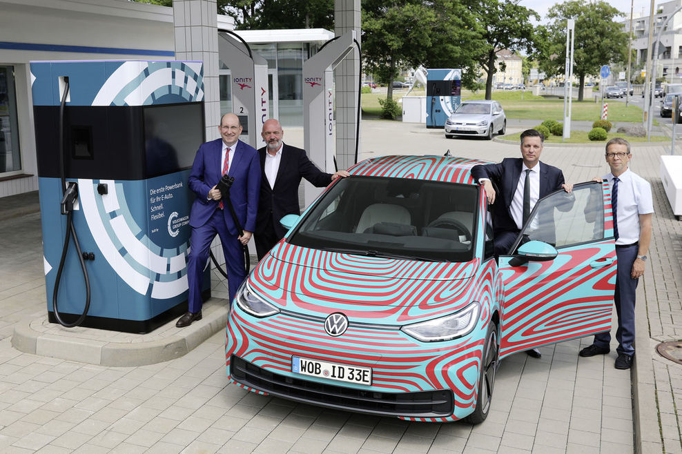 Den ersten bundesweiten Schnellladepark eröffneten OB Klaus Mohrs (1. v.r.) und Thomas Schmall, Vorstandsvorsitzender der Volkswagen Group Components (2. v.r.), zusammen mit Matthias Wunderling-Weilbier (1.v.l.), Landesbeauftragter für regionale Landes