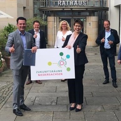 Übergabe des Förderbescheids durch die Regionalministerin Birgit Honé