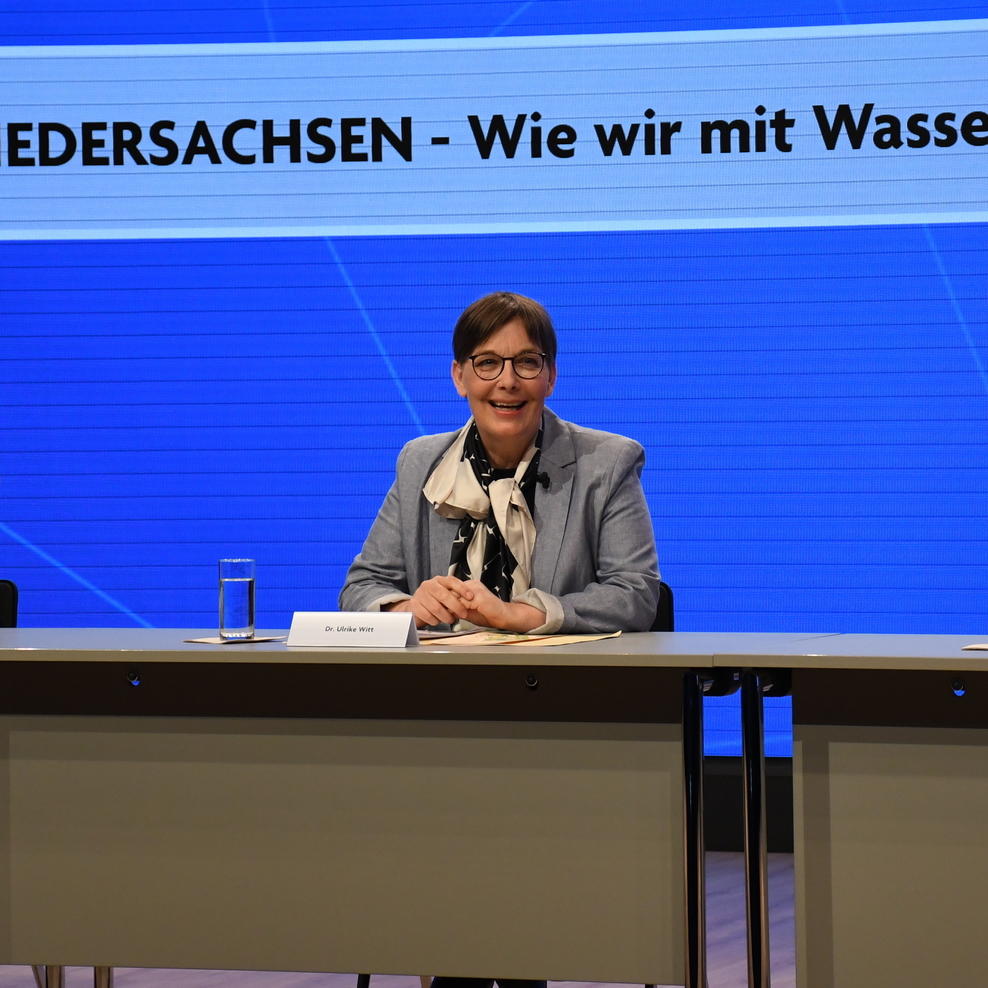 Die Landesbeauftragte Dr. Ulrike Witt präsentiert auf der Pressekonferenz