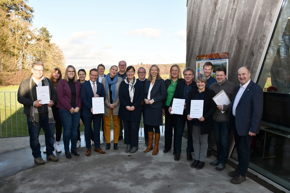 Gruppenbild der Verantwortlichen der vier LEADER-Regionen Südniedersachsens mit der Landesbeauftragten Dr. Ulrike Witt am Infogebäude