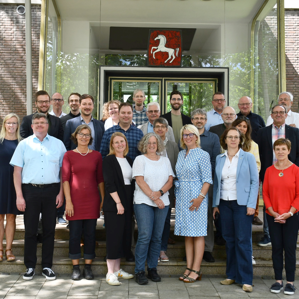 Gruppenbild der Teilnehmenden vor dem ArL Braunschweig beim ersten LEADER-Koordinierungstreffen