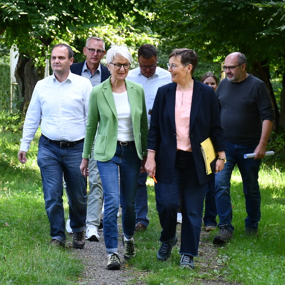 Die Landesbeauftragte Dr. Ulrike Witt (vorne rechts) erkundete zu Fuß mit Landrätin Christiana Steinbrügge in Wittmar die idyllische Liebesallee und die neu angelegte Streuobstwiese.