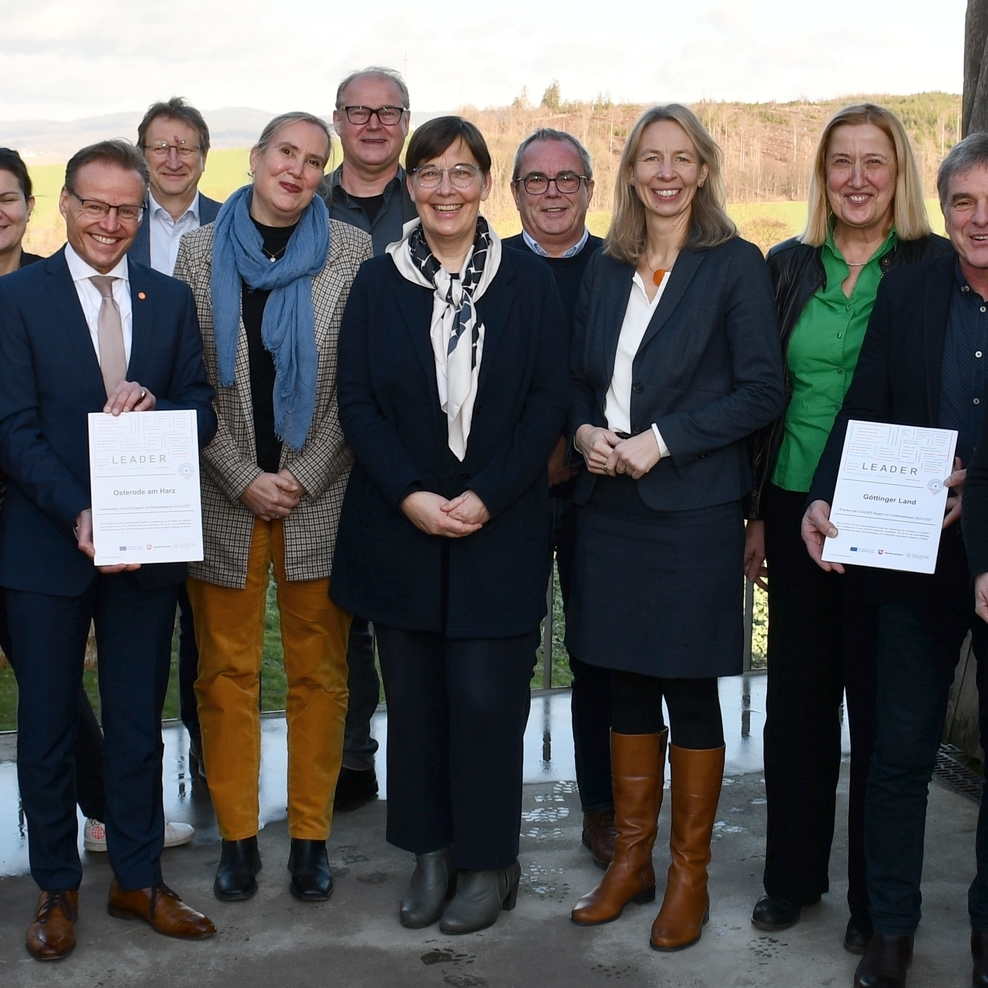 Gruppenbild der Verantwortlichen der vier LEADER-Regionen Südniedersachsens mit der Landesbeauftragten Dr. Ulrike Witt am Infogebäude