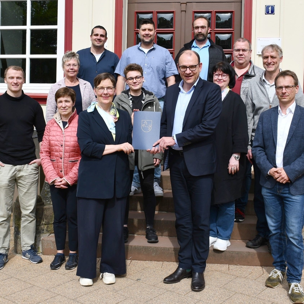 Landesbeauftragte Dr. Ulrike Witt überreichte gemeinsam mit Mitarbeiterinnen des ArL den Aufnahmebescheid ins Dorfentwicklungsprogramm an Bürgermeister Erik Homann und die anwesenden Ortsbürgermeister und Ortsbürgermeisterin.