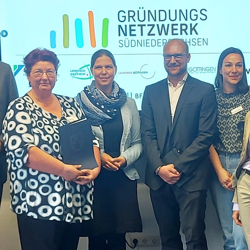 Ministerin Wiebke Osigus überreichte den Bescheid zur Förderung der Gründerszene an Maike Lotze von der Beschäftigungsförderung Göttingen.