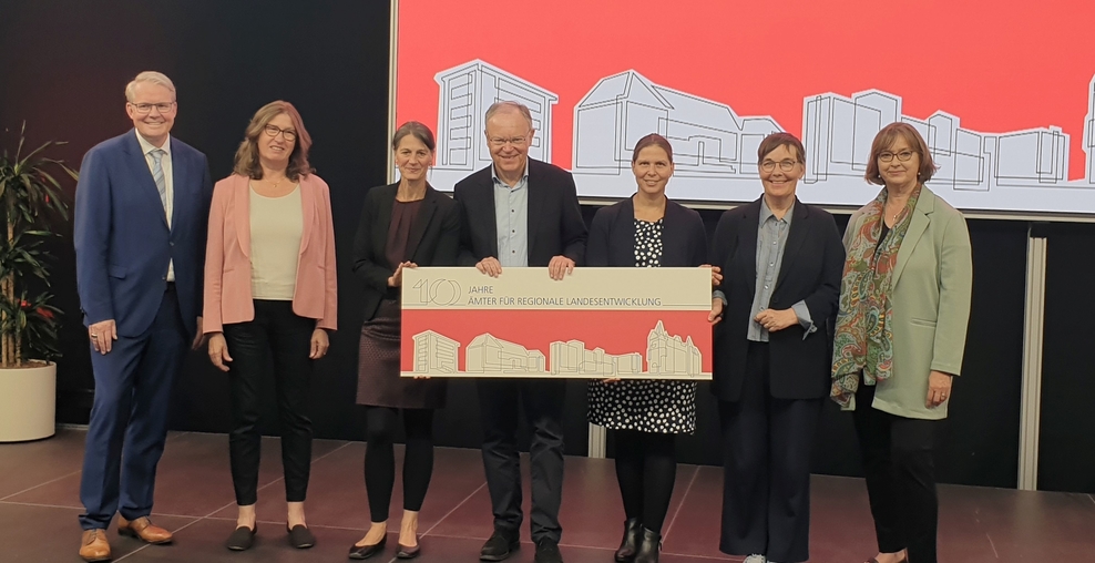 Gruppenfoto der Landesbeauftragten mit dem Ministerpräsidenten Stephan Weil