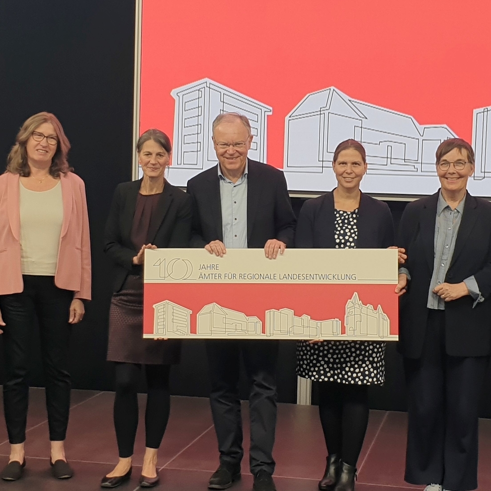 Gruppenfoto der Landesbeauftragten mit dem Ministerpräsidenten Stephan Weil