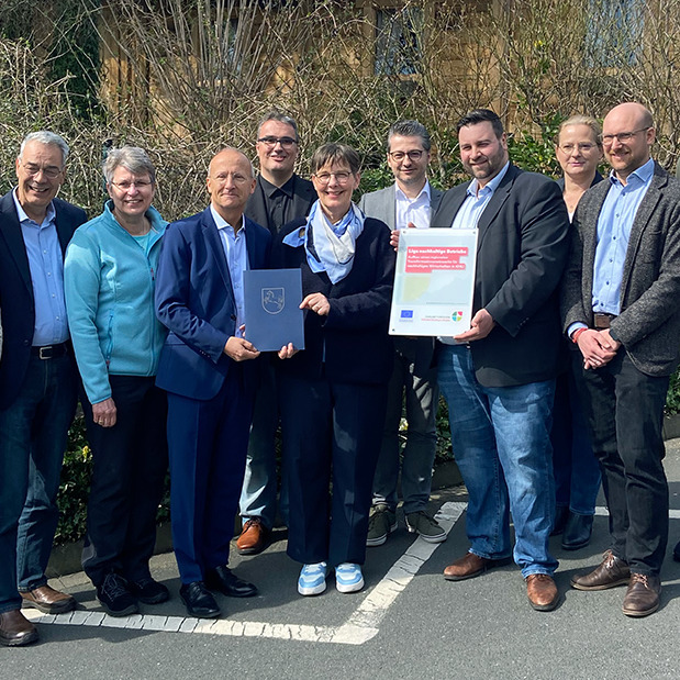 Gruppenbild bei der Bescheidübergabe