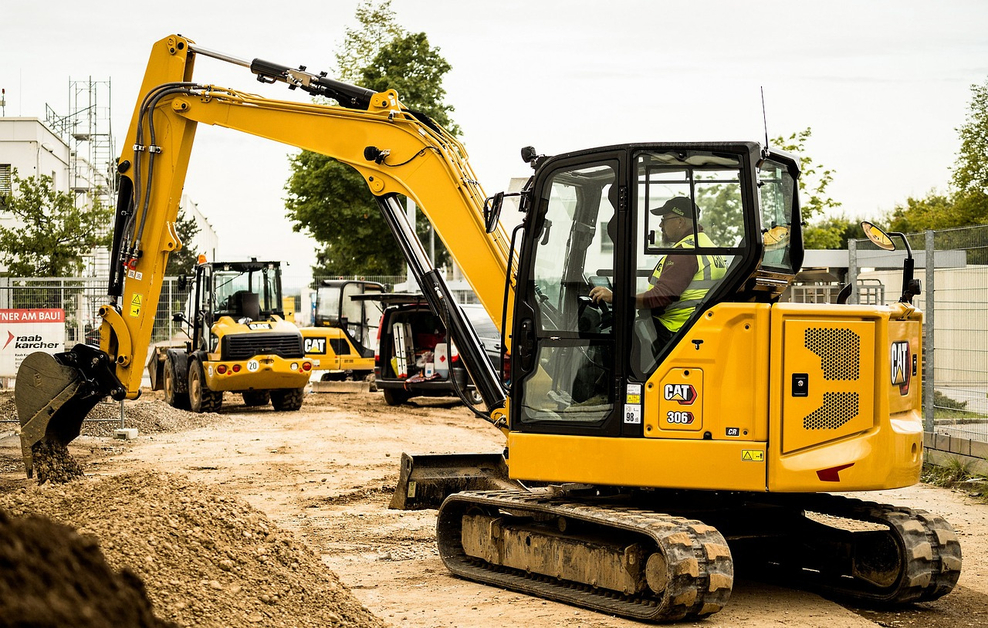 Bagger verräumen Erde auf Baustelle