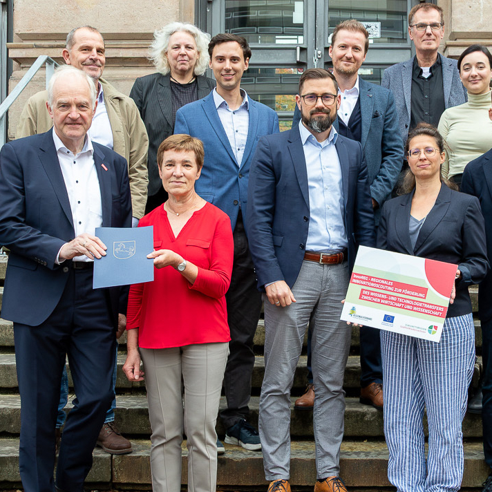 Gruppenfoto Bescheidübergabe InnoREG