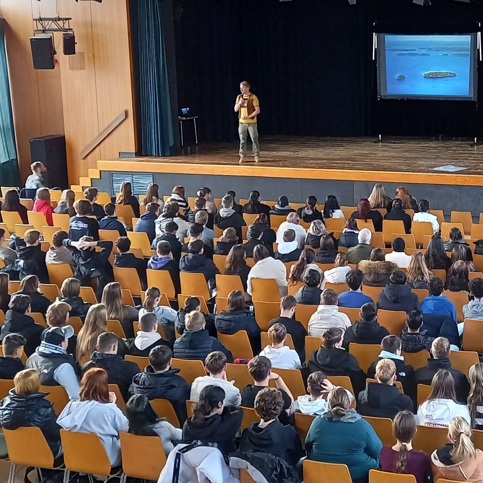Oliver Lück spricht vor Jugendlichen im Schulzentrum Seesen.