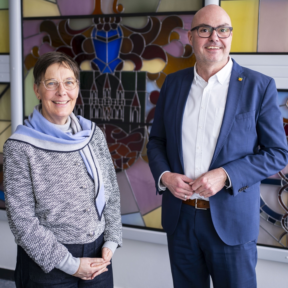 Landesbeauftragte Dr. Ulrike Witt und Bürgermeister Simon Hartmann im Gespräch.