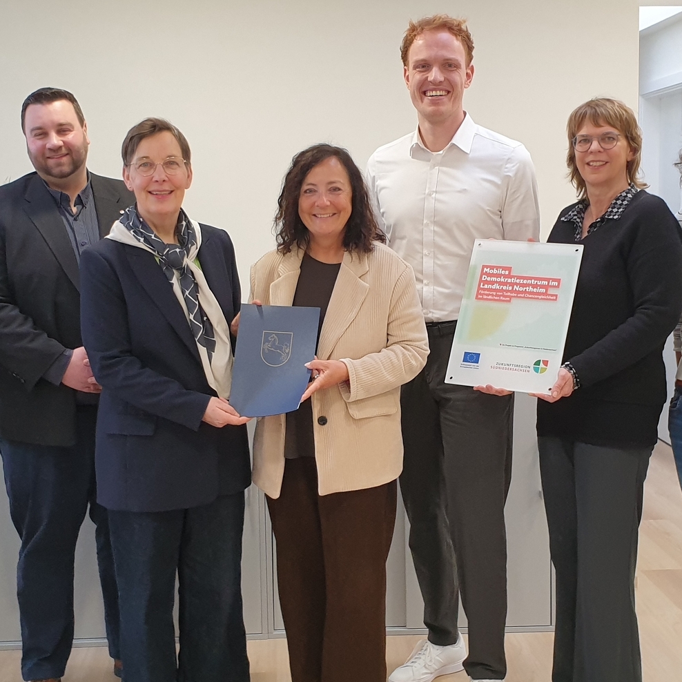 Gruppenbild nach der Bescheidübergabe