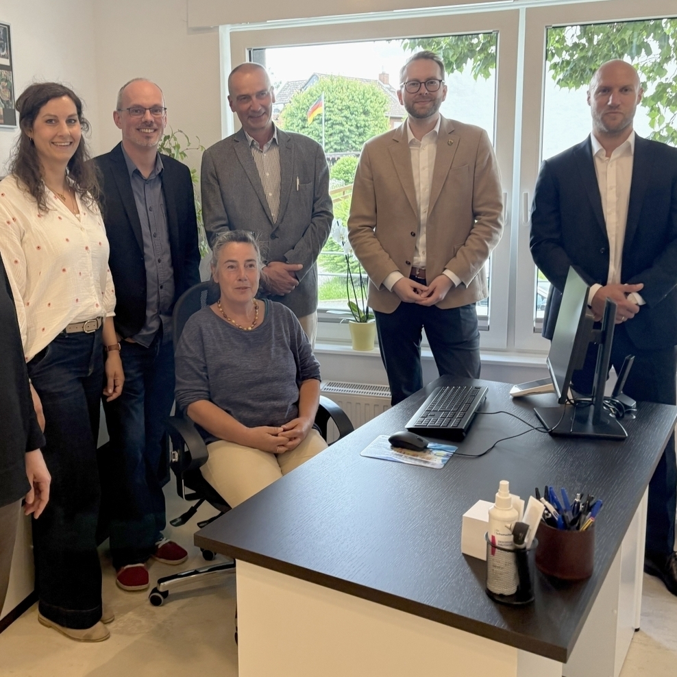 Gemeinsam mit Samtgemeindebürgermeister Frederik Brandt (2.v.r.) wurden mit Vertreterinnen und Vertretern vom ArL Braunschweig, Landkreis Wolfenbüttel und der Samtgemeinde Baddeckenstedt die neuen Praxisräume in Burgdorf eingeweiht.