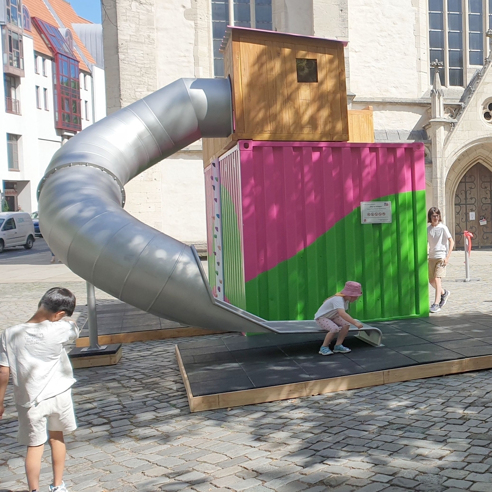 Kinder spielen an den neuen Pop-up-Spielplätzen.