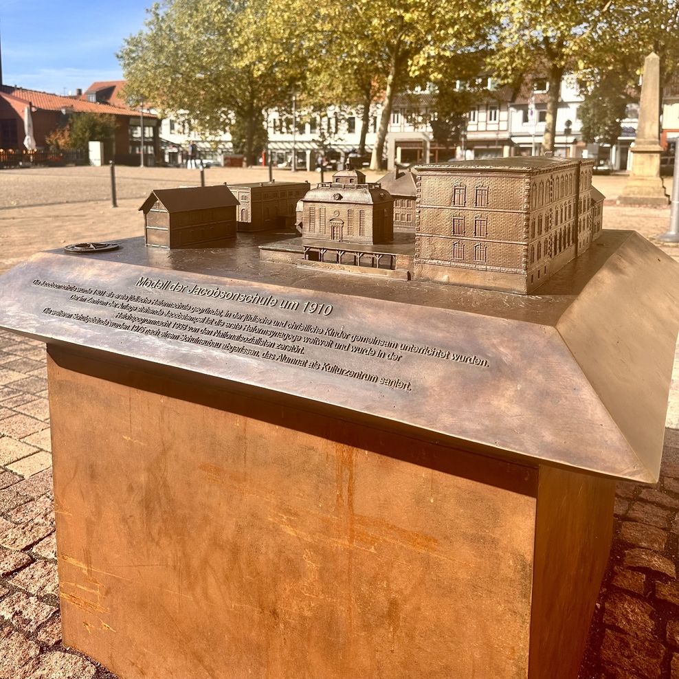 Bild von dem Bronzemodell der Jacobsonschule um 1910